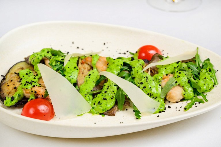 Ю Филе индейки с обжаренными баклажанами и вешенками