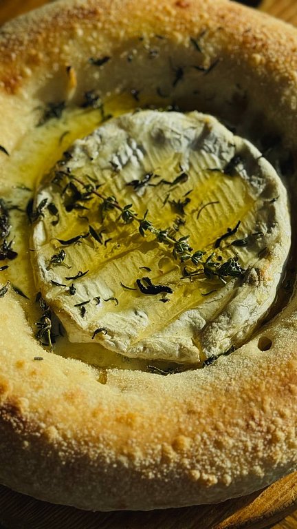 П Запеченный камамбер с тимьяном и медом