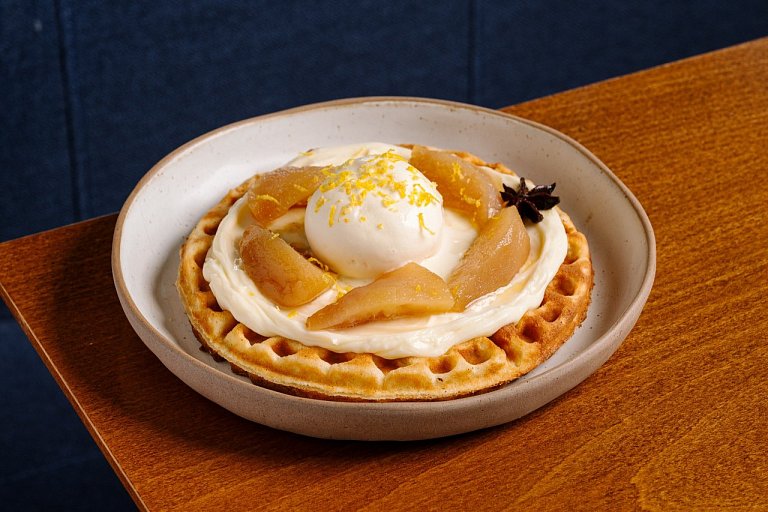 К Вафля с пряной грушей и мороженным