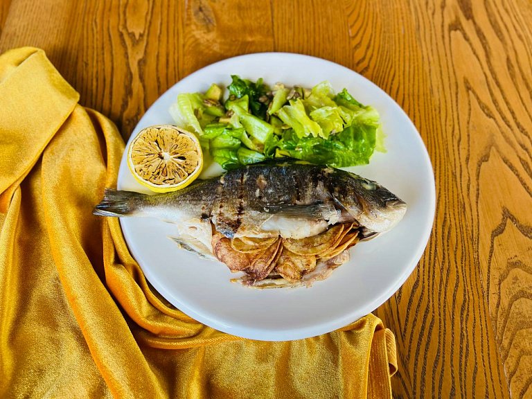 П Дорадо с картофелем и салатом