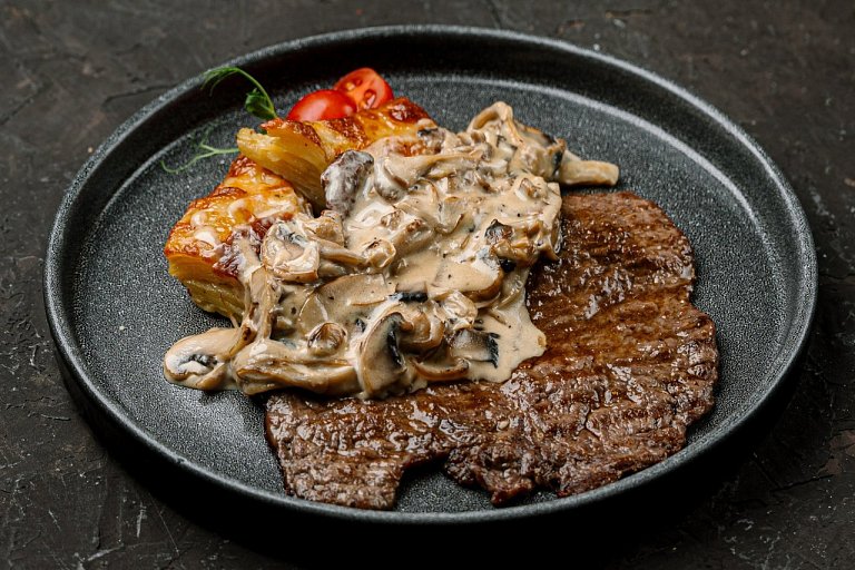 Ю Эскалоп из гов.спинки с картофельным гратеном