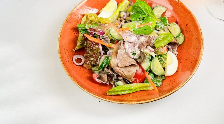 Ю С языком телёнка и овощами