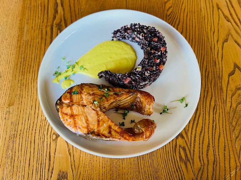 П Стейк из сёмги с соусом Велюте