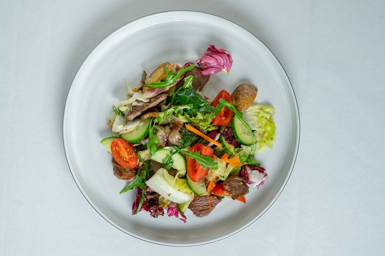 Ю Тёплый салат с телятиной и овощами