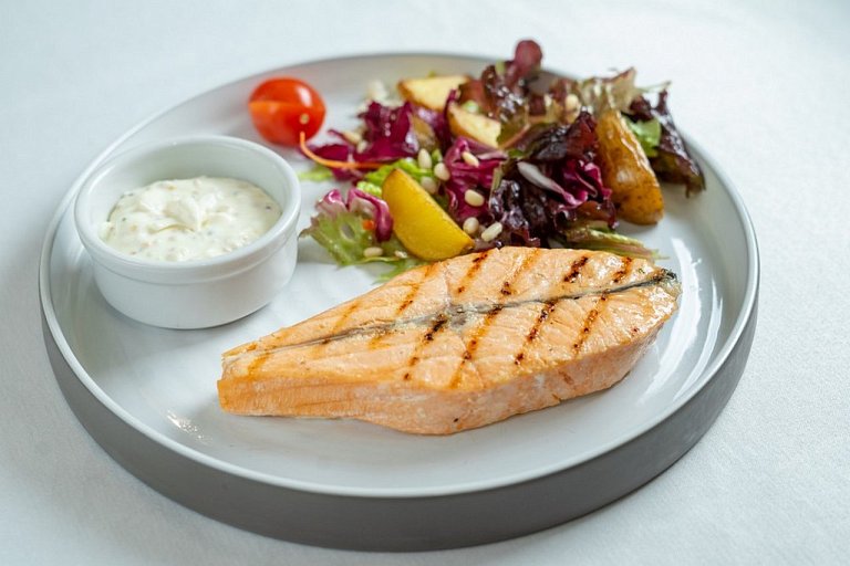 Ю Лосось со сливочно икорным соусом