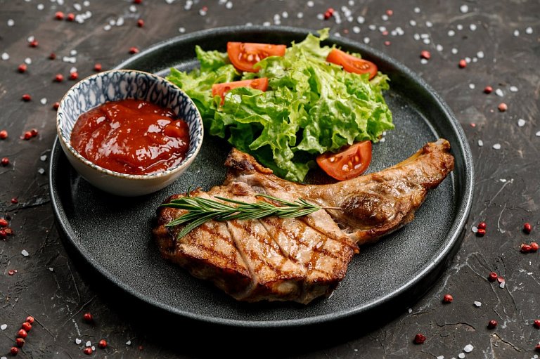 Ю Свиная корейка с овощами и пряным соусом