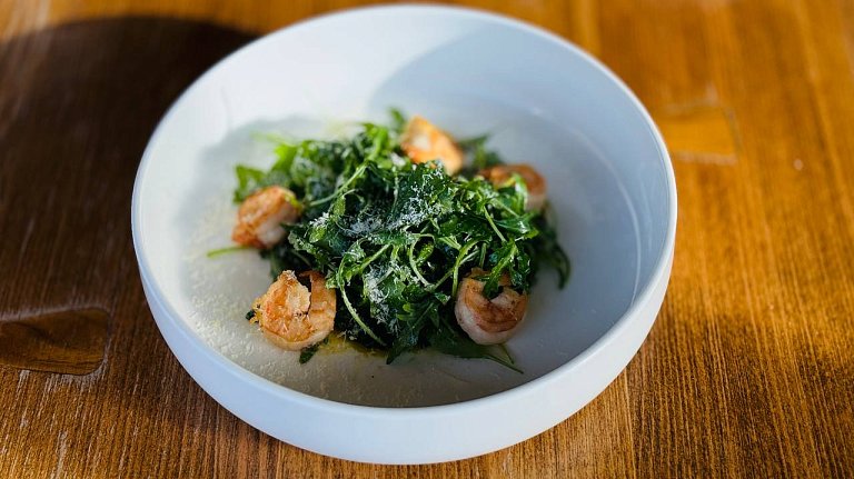 П Руккола с креветками, страчателлой и сыром пармезан