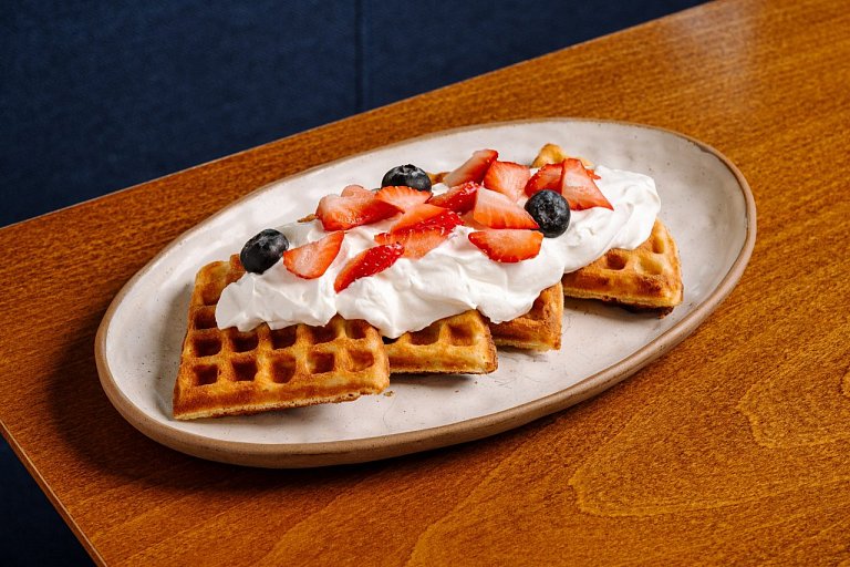 К Вафля с сезонной ягодой и сливочным кремом