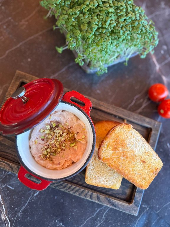 П Риет из подкопченного лосося с фисташкой