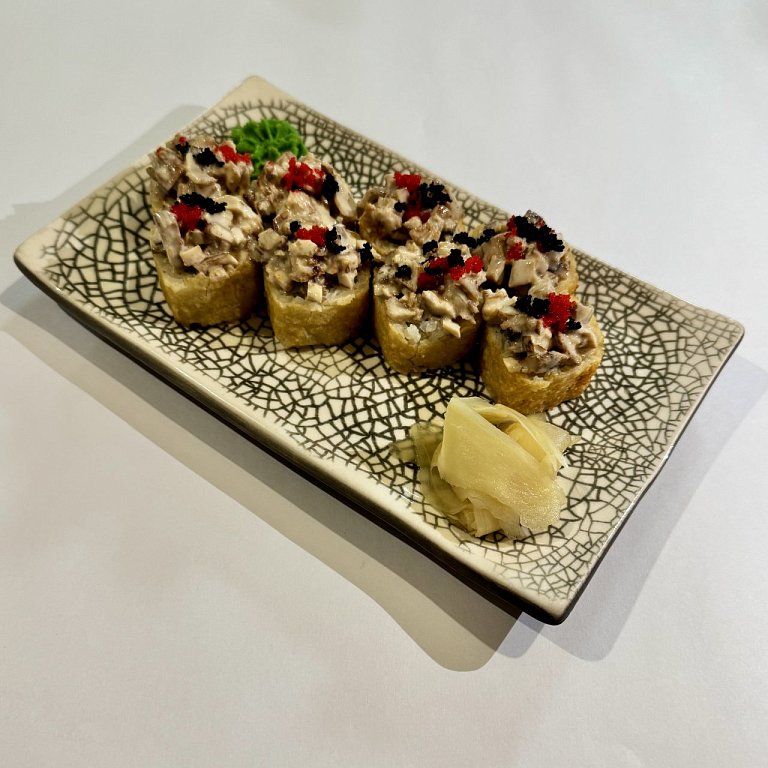 Д Жареный ролл с курицей в ореховом соусе