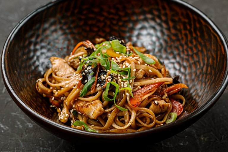 Ю Тайская лапша с курицей и овощами