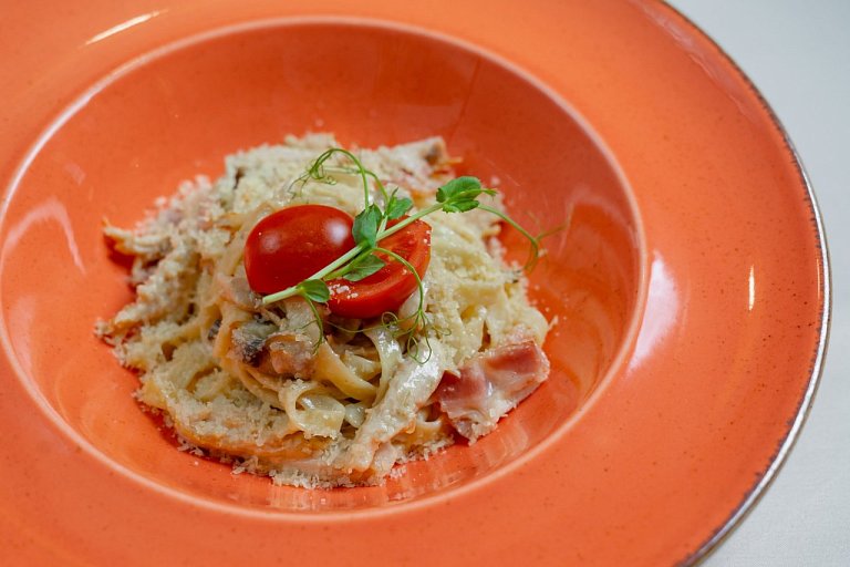 Ю Паста с цыплёнком бекон и грибами