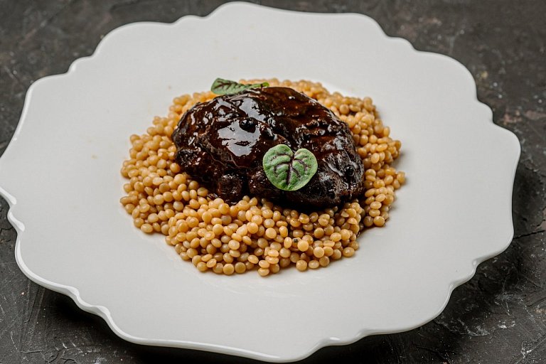 Ю Говяжьи щечки под соусом демигляс