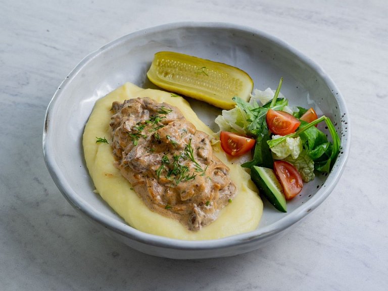 К Бефстроганов с пюре и миксом салата