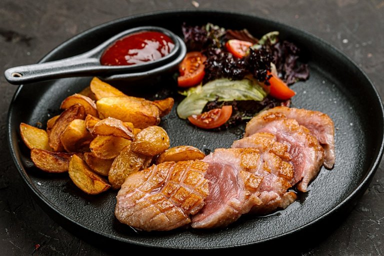 Ю Утиная грудка с молодым картофелем и томатами