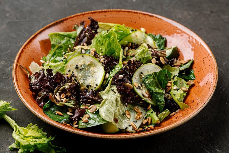 Ю Зеленый салат с авокадо