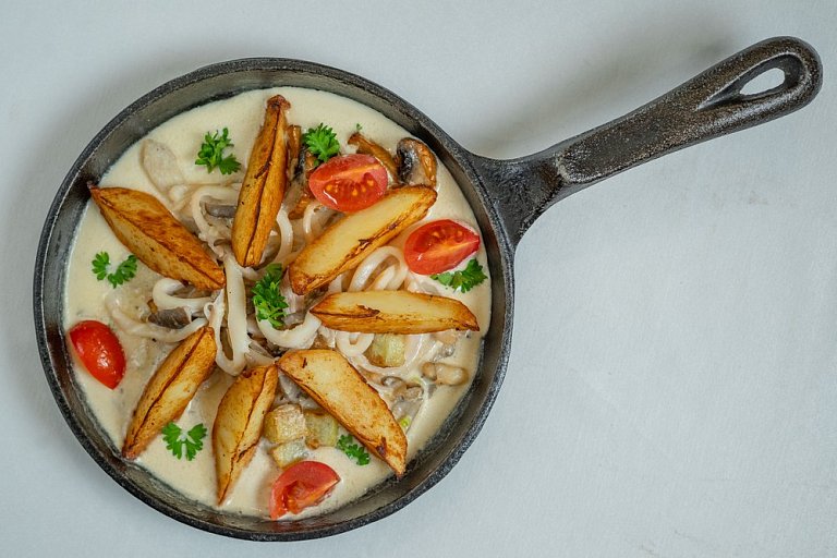 Ю Кальмар с овощами в сливочном соусе