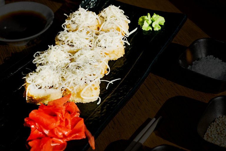 Ю Жареный ролл Цезарь с курицей 