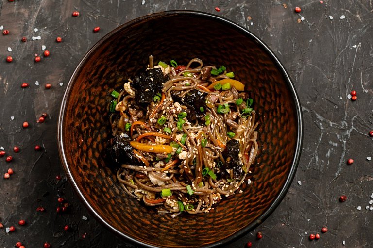 Ю Лапша с говядиной в устричном соусе