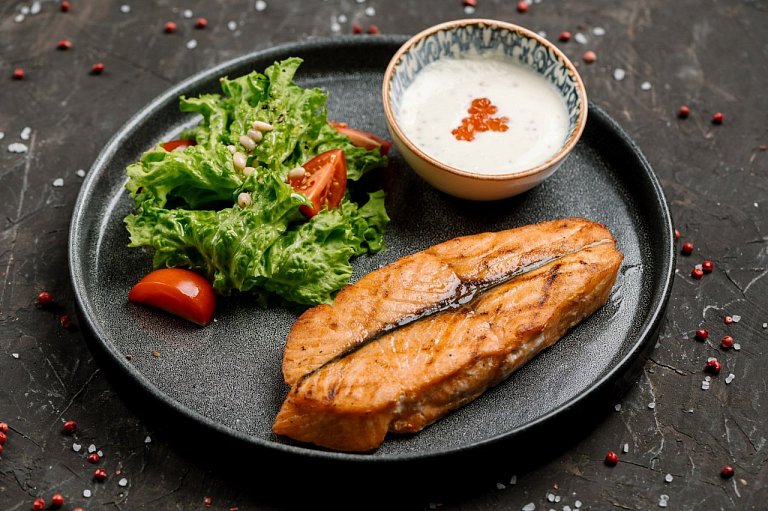 Ю Лосось со сливочно икорным соусом