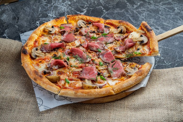 П Пицца с копченым ростбифом и сливочным соусом