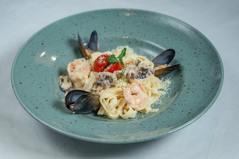 Ю Паста с морепродуктами сливочном соусе