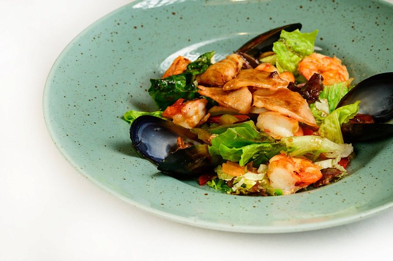 Ю Тёплый салат с морепродуктами устричным соусом