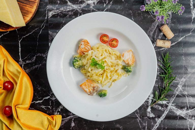 П Паста с лососем гриль и брокколи