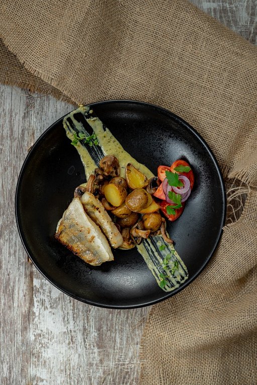 П Филе судака на гриле с соусом Песто 