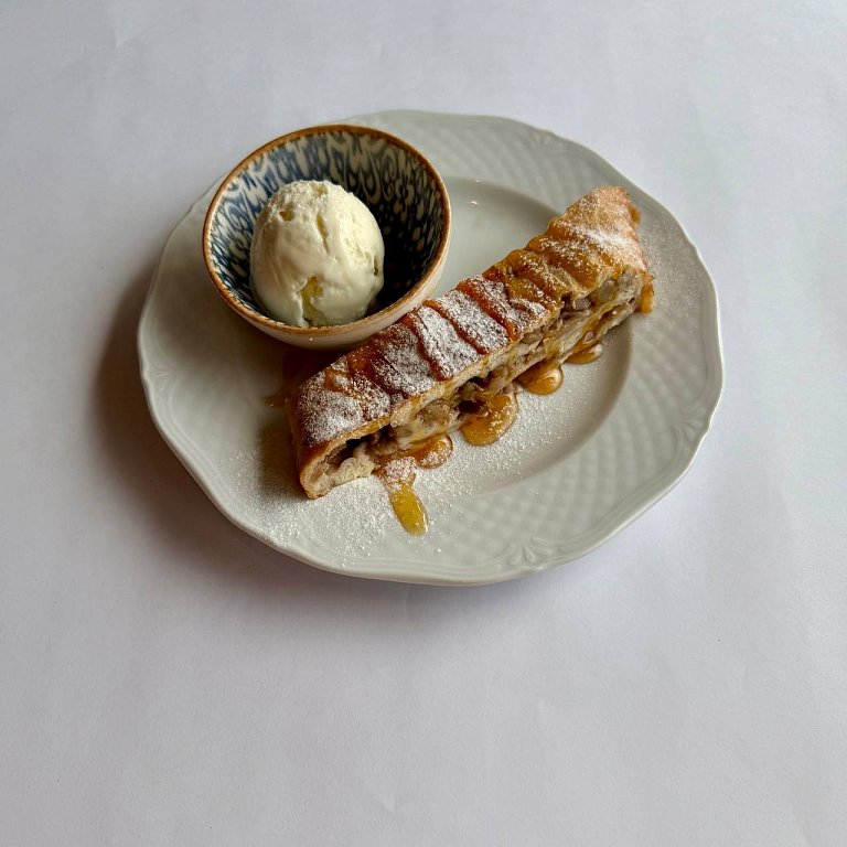 Д Штрудель с яблоками и мороженым