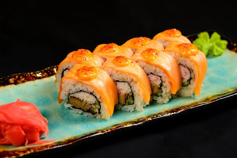 Ю Ролл лосось и тобико