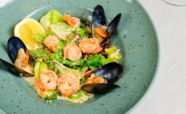 Ю С морепродуктами в сливочно-имбирном соусе