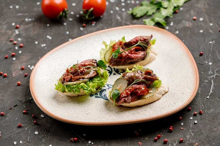 Ю Брускетта с ростбифом