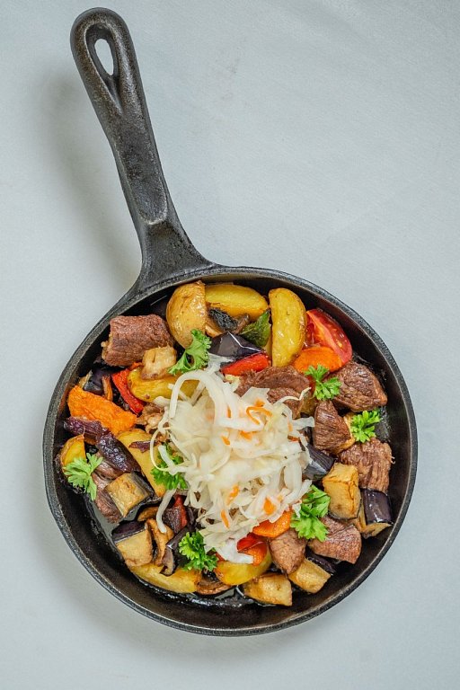 Ю Баранина с овощами на сковороде